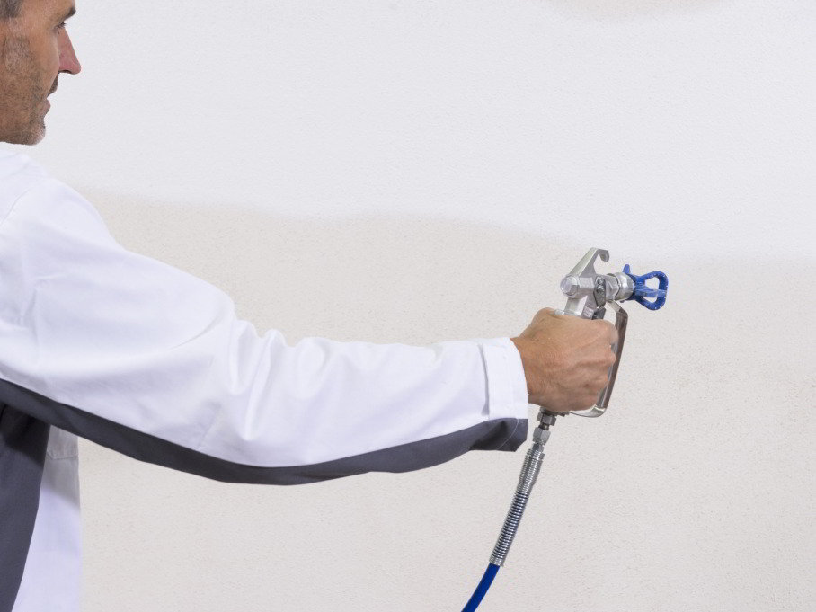 Striekanie fasádnej farby