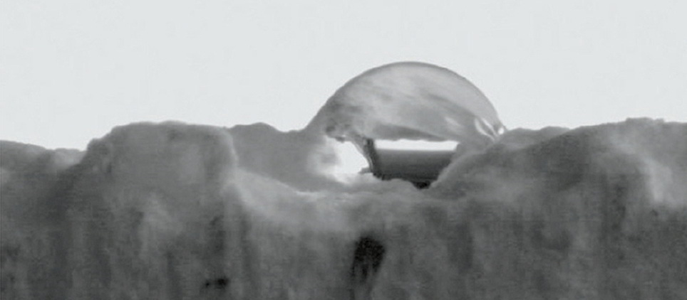 водна капка върху нанопор